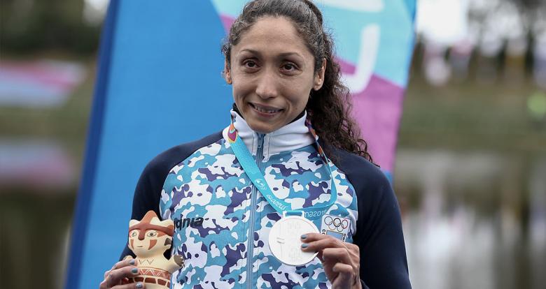Cecilia Biagioli de Argentina posa con su medalla de plata luego de la final de la competencia de Aguas Abiertas 10k en Laguna Bujama en los Juegos Lima 2019