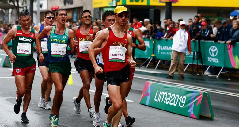 Ecuadorian athlete walking, along with Brazilian and Mexican athletes, in the Lima 2019 race walk competition at Parque Kennedy in Miraflores. 