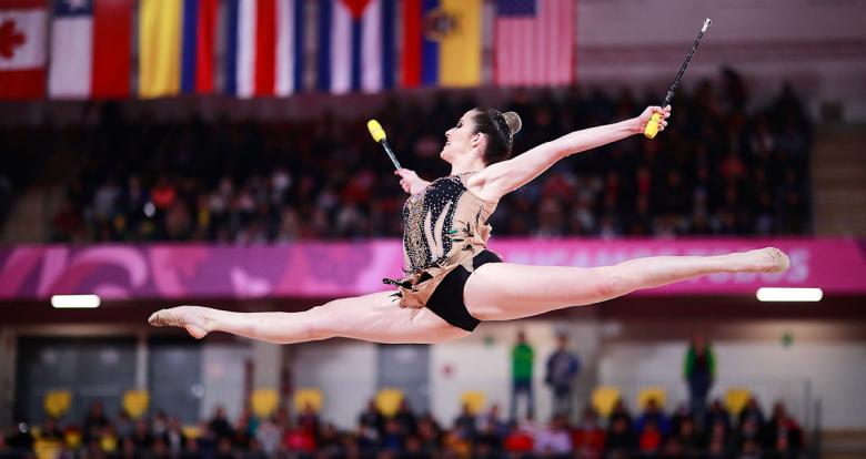 Gimnasta Natalie Garcia de Canadá extendiendo sus brazos por el aire y realizando extraordinaria pirueta en el Polideportivo de Villa El Salvador, en los Juegos Lima 2019