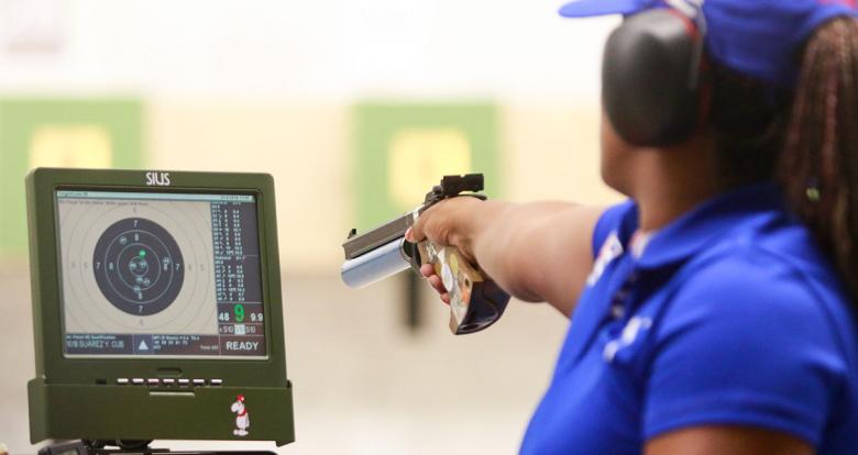Yenigladys Suarez de Cuba compite en Para tiro 10 m pistola de aire SH1 en la Base Aérea Las Palmas en Lima 2019.