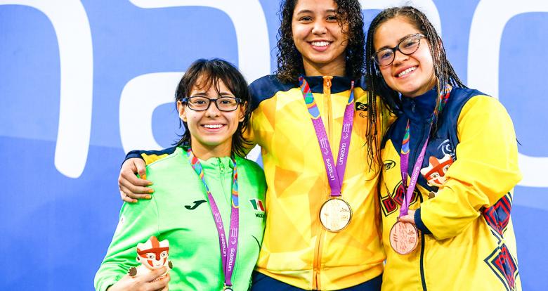 Paola Ruvalcaba de México (plata), Cecilia Jeronimo de Brasil (oro) y Laura Gonzalez de Colombia (bronce) posan orgullosas en el podio de Para natación 100 m libre femenino S8 en Lima 2019 en la Villa Deportiva Nacional – VIDENA.