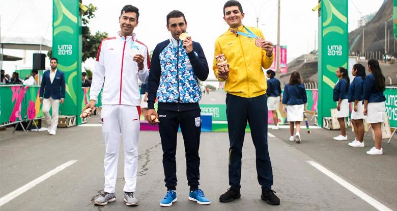 Ignacio Prado de México, Ari Richeze de Argentina y Bryan Gomez de Colombia ganan medallas en ciclismo masculino