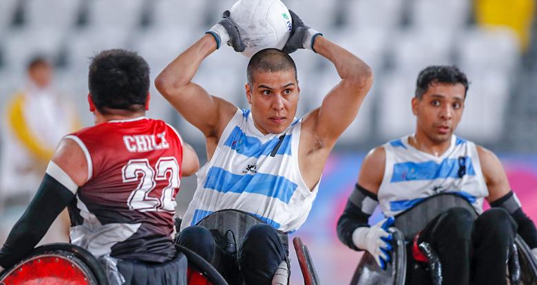 Matias Cardozo de Argentina se enfrenta a Francisco Cayulef de Chile por el balón en partido de rugby en silla de ruedas en el Polideportivo Villa El Salvador en Lima 2019