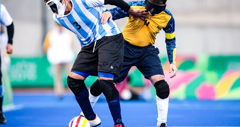 Federicco Accardi de Argentina se enfrenta a Brasil en partido de fútbol 5 en Lima 2019 en el Complejo Deportivo Villa Maria del Triunfo