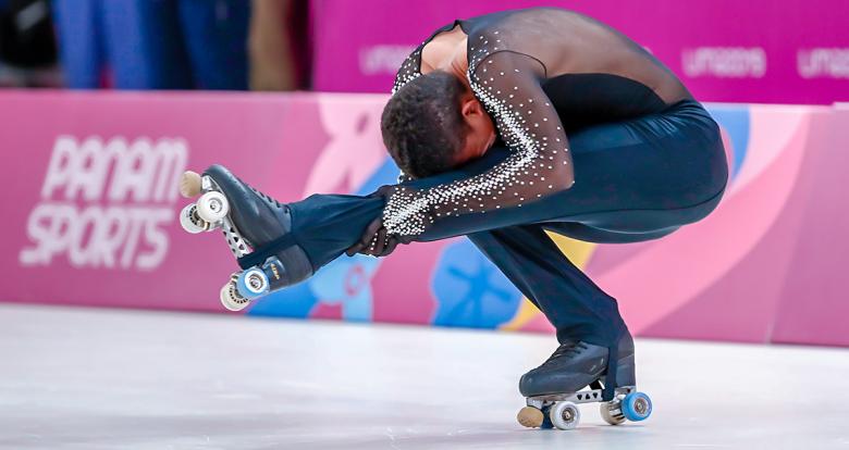 Jairo Ortiz de Colombia realiza giro durante demostración de patinaje artístico