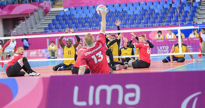 Dariusz Symonowicz de Canadá en partido de vóleibol sentado contra Colombia en los Juegos Parapanamericanos Lima 2019 en la Villa Deportiva Regional del Callao