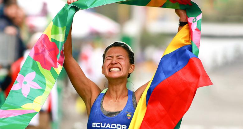 Johana Ordóñez de Ecuador celebra al llegar primera en competencia de atletismo 50 km marcha mujeres de los Juegos Lima 2019 en el Parque Kennedy