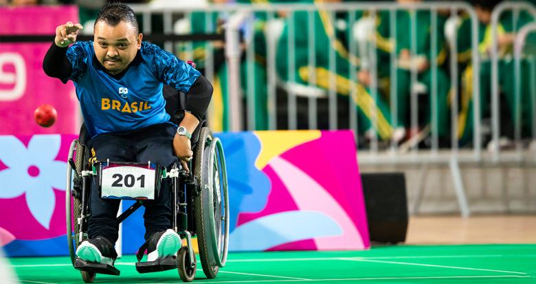 Maciel Santos de Brasil compite por el oro en boccia individual BC2 en Lima 2019 en el Polideportivo Villa el Salvador.