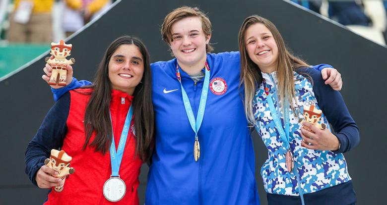 Macarena Perez (plata), Hannah Roberts (oro) y Agustina Roth (bronce) posan orgullosas con sus medallas de BMX estilo libre en los Juegos Lima 2019, en la Costa Verde San Miguel