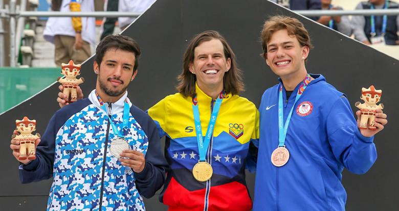 Jose Torres de Argentina (plata), Daniel Dhers  de Venezuela (oro) y Justin Dowell de Estados Unidos (bronce) posan orgullosos con sus medallas de BMX masculino estilo libre en los Juegos Lima 2019 en la Costa Verde San Miguel