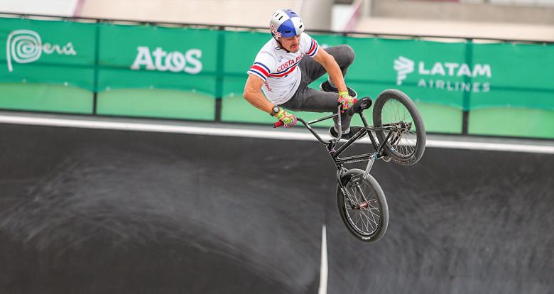 Kenneth Tencio de Costa Rica en acción en competencia de BMX estilo libre en los Juegos Lima 2019 en la Costa Verde San Miguel