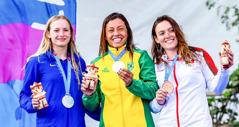 Sofia Reinoso de México (bronce), Evy Leibfarth de EE.UU. (plata) y Ana Satila de Brasil (oro) posan orgullosas con sus medallas de Extreme Slalom K1 femenino en los Juegos Lima 2019 en el Río Cañete en Lunahuana