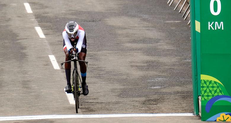 Teniel Campbell de Trinidad y Tobago se aproxima a la línea de llegada en prueba contra reloj femenina en los Juegos Lima 2019 en el Circuito San Miguel