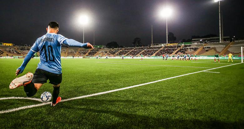 Leonardo Fernandez de Uruguay patea lateral en partido de fútbol contra México, en los Juegos Lima 2019, en el Estadio San Marcos