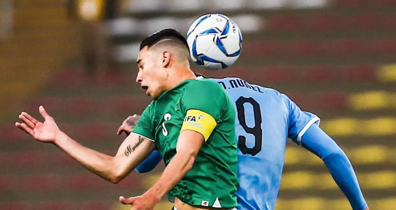 Ismael Govea Solorzano de México cabecea sobre Darwin Núñez Ribeiro de Uruguay en partido de fútbol, en los Juegos Lima 2019, en el Estadio San Marcos