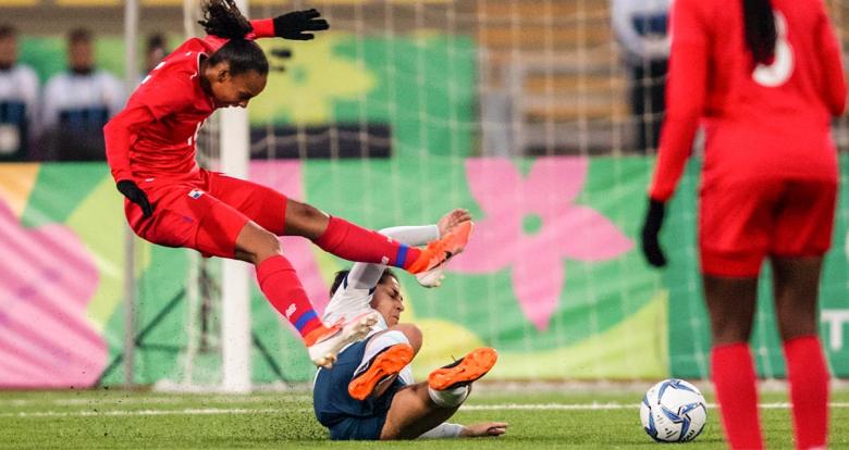 Futbolista panameña Lineth Cerdeño intentando anotar un gol en el arco argentino, en el Estadio San Marcos, en los Juegos Lima 2019