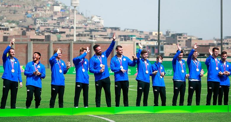 Equipo de fútbol 7 de EE. UU. con medallas de bronce en Lima 2019 en el Complejo Deportivo Villa Maria del Triunfo