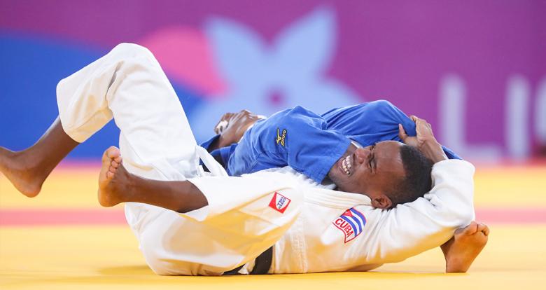 Cuban Osniel Solis and Dominican Mateo Wander competing in men’s judo -66 kg