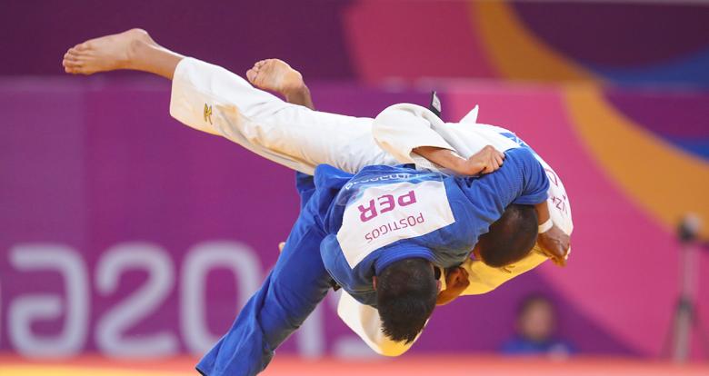 mbian judoka Jorge Gonzales goes up against Peruvian Juan Postigos in the Lima 2019 men’s -66 kg competition at the National Sports Village – VIDENA
