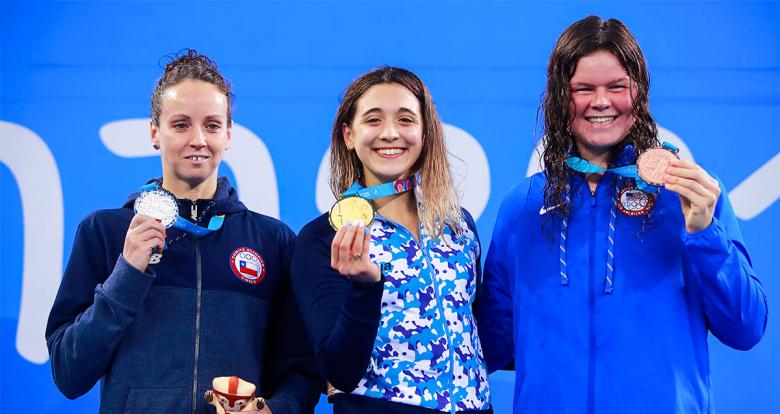 Ariane Kobrich de Chile, medalla de plata, Delfina Pignatiello de Argentina, medalla de oro y Rebecca Mann de USA medalla de bronce en el podio de natación, en Lima 2019, en la Villa Deportiva Nacional – VIDENA