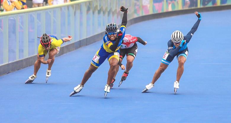 Yarubi Bandres de Venezuela, Geiny Pájaro de Colombia, Veronica Elias de México, y Dalia Soberanis de Guatemala, compiten en 500m + distancia mujeres en los Juegos Lima 2019, en la Costa Verde San Miguel