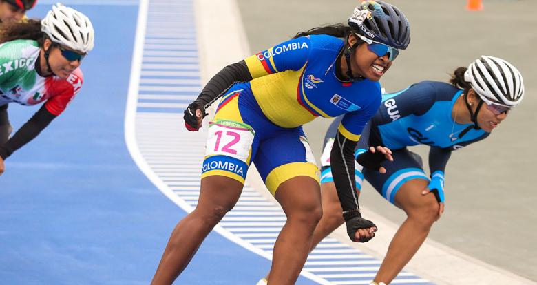 Geiny Pájaro de Colombia y Dalia Soberanis de Guatemala en acción en competencia de patinaje de velocidad 500m + distancia mujeres, en los Juegos Lima 2019 en la Costa Verde San Miguel