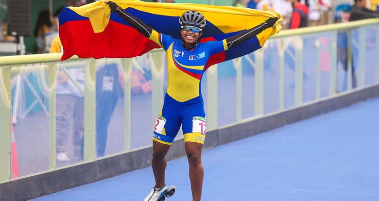 Geiny Pájaro de Colombia celebra el oro de patinaje de velocidad 500m + distancia mujeres, en los Juegos Lima 2019 en la Costa Verde San Miguel