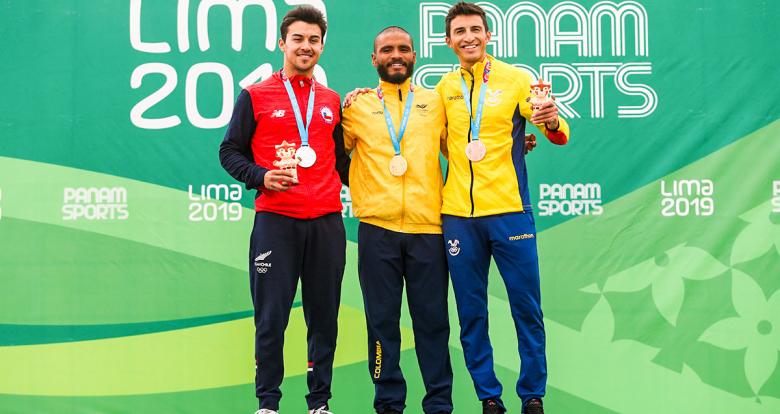 Hugo Ramirez de Chile (plata), Alex Cujavante de Colombia (oro) y Jorge Bolaños de Ecuador (bronce) posan orgullosos con sus medallas en 10000 m masculino en los Juegos Lima 2019 en la Costa Verde San Miguel