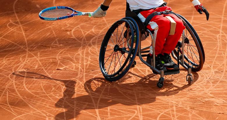 Robert Shaw  de Canadá en acción en tenis en silla de ruedas en Lima 2019 en el Club Lawn Tennis
