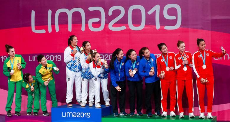 Equipos femeninos de Brasil, Puerto Rico, USA y Canadá, posan mostrando medallas obtenidas en tenis de mesa, en Lima 2019, en la Villa Deportiva Nacional - VIDENA