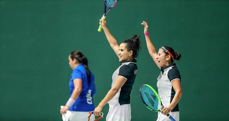 Guadalupe Hernández y Ariana Cepeda de México celebran su victoria sobre Cuba en final de frontenis dobles femenino, en los Juegos Lima 2019 en el Complejo Deportivo Villa Maria del Triunfo