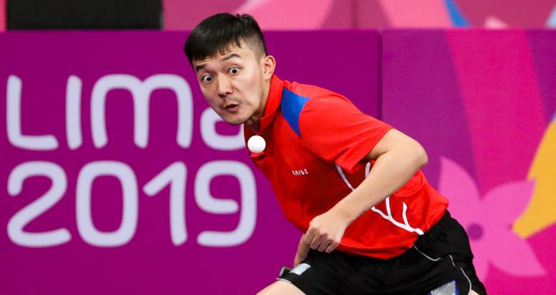 Jiaji Wu from the Dominican Republic counterattacking his Brazilian opponent during the Lima 2019 men’s table tennis final held at the National Sports Village – VIDENA.