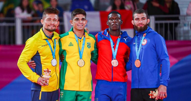 Renan Torres de Brasil (oro), Lenin Preciado de Ecuador (plata) y Roberto Almenares de Cuba y Adonis Diaz de EE. UU. (bronce) posan orgullosos con medallas de judo hombres 60 kg en Lima 2019 en la Villa Deportiva Nacional – VIDENA.