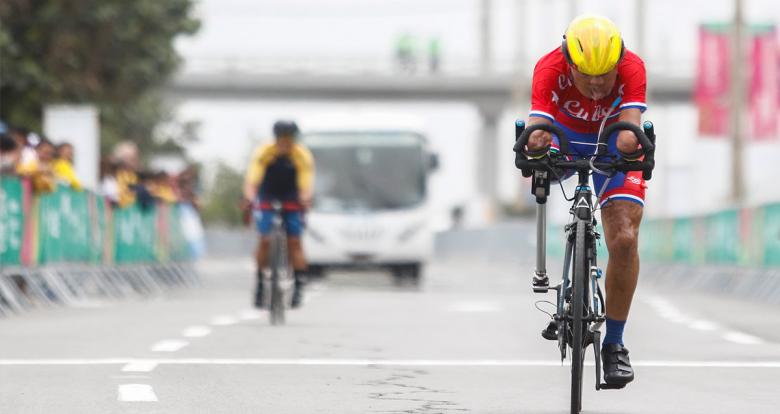 Damian Lopez de Cuba en acción en final de Para ciclismo de ruta masculino C1-3 en Lima 2019 en la Costa Verde San Miguel.
