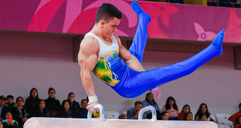 Caio Souza de Brasil compitiendo en gimnasia artística masculina en Lima 2019 en el Polideportivo Villa el Salvador.