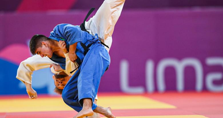 Lenin Preciado de Ecuador y Renan Torres de Brasil compiten ferozmente por el oro en judo hombres -60 kg en Lima 2019 en la Villa Deportiva Nacional – VIDENA.