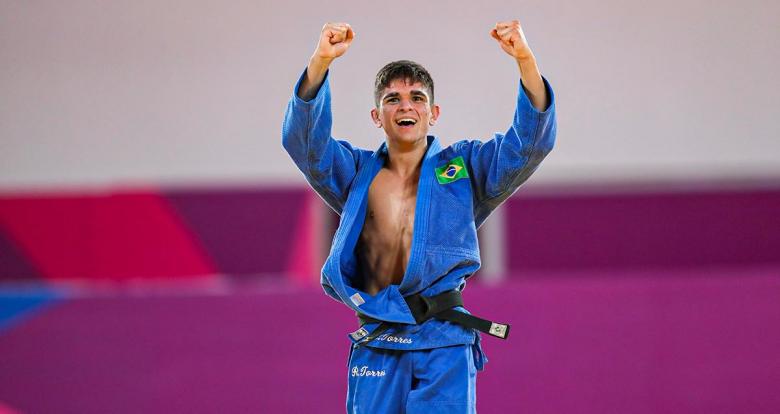 Renan Torres de Brasil celebra el oro en judo hombres -60 kg en Lima 2019 en la Villa Deportiva Nacional – VIDENA.