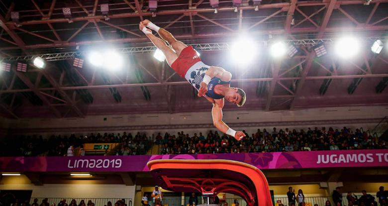 Grant Breckenridge de EE. UU. compite en gimnasia artística masculina en Lima 2019 en el Polideportivo Villa el Salvador