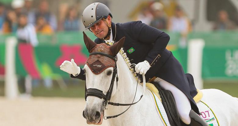Joao Paulo Dos Santos de Brasil montado a caballo en competencia de ecuestre adiestramiento individual en Lima 2019 en la Escuela de Equitación del Ejército.