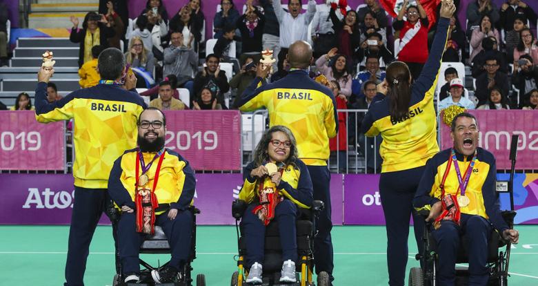 Equipo brasilero de boccia parejas BC3 posan orgullosos con medallas de oro en Lima 2019 en el Polideportivo Villa el Salvador