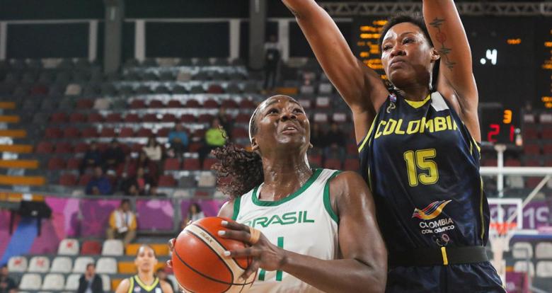 Clarissa Dos Santos de Brasil y Narlyn Mosquera de Colombia se enfrentan en semifinal de baloncesto femenino de Lima 2019 en el Coliseo Eduardo Dibos.