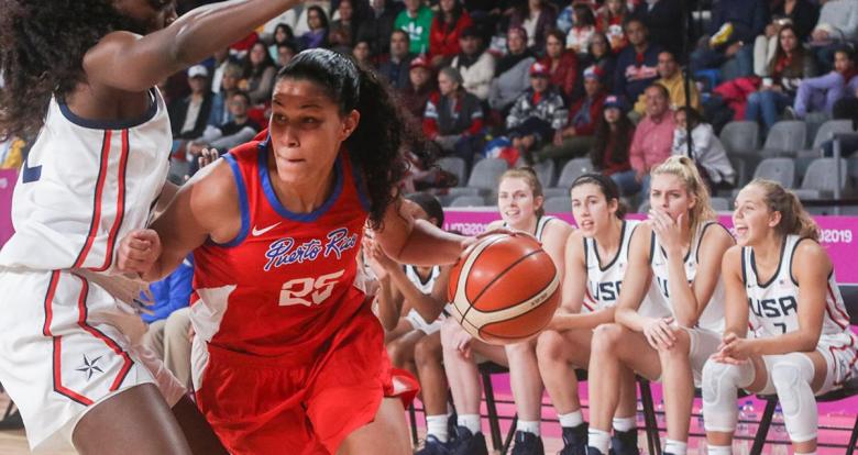Beatrice Mompremier de EE. UU.  se enfrenta a Salys Quiñones de Puerto Rico en la semifinal de baloncesto femenino de Lima 2019 en el Coliseo Eduardo Dibos.