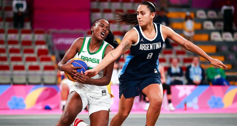 Evelyn Mariano de Brasil se enfrenta por el balón a Andrea Boquete de Argentina en baloncesto 3x3 en el Coliseo Eduardo Dibos en Lima 2019.