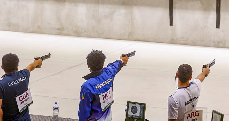 Albino Jimenez de Guatemala, Rafael Lacayo de Nicaragua y Sebastian Lobo de Argentina en competencia de tiro hombres 10 m pistola de aire en Lima 2019 en la Base Aérea Las Palmas.
