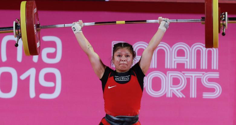 Shoely Mego de Perú compite en levantamiento de pesas femenino 55 kg en Lima 2019 en la Escuela Militar de Chorrillos.