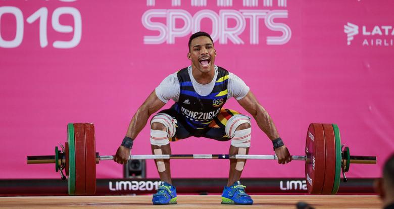 Julio Mayora de Venezuela compite en levantamiento de pesas masculino 73 kg, en Lima 2019 en la Escuela Militar de Chorrillos.