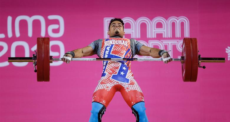 Jorge Hernandez de Honduras compite en levantamiento de pesas masculino 73 kg en Lima 2019 en la Escuela Militar de Chorrillos.