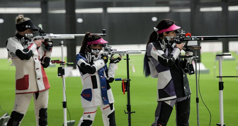 Rosane Budag de Brasil, Yarimar Mercado de Puerto Rico y Sara Vizcarra de Perú compite en tiro mujeres 50 m rifle, en los Juegos Lima 2019 en la Base Aérea Las Palmas.