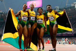 Atletas de Jamaica reforzando el valor de la amistad 