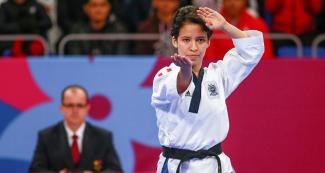 Marcela Castillo realiza movimiento de Taekwondo 